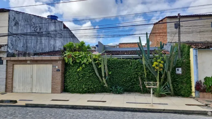 Oportunidade: Casa com Belo Jardim, Garagem Ampla e Perto de Tudo em Santa Lúcia
