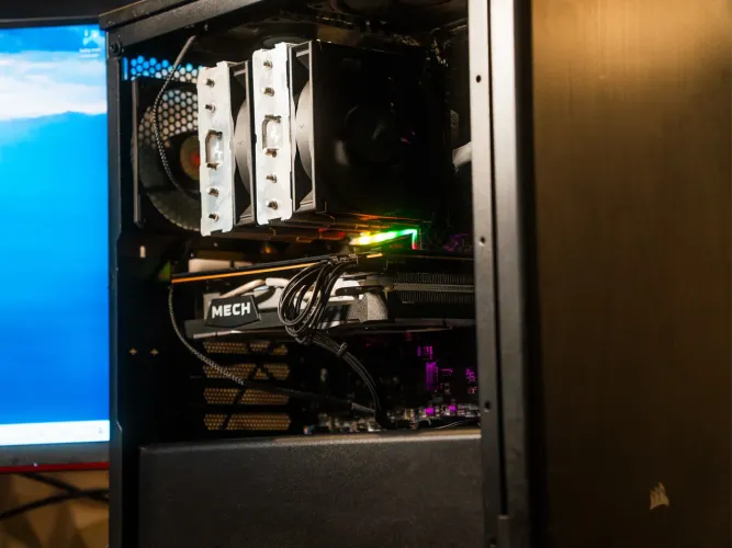 PC Gamer Ryzen 7 5700X + RX 6750 XT 12GB + 32GB DDR4 + Monitor 240Hz