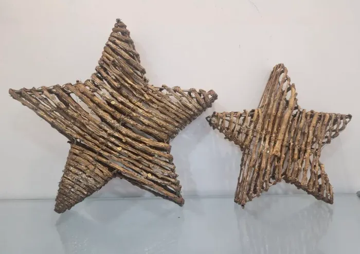 Kit 2 estrelas metal e cipó dourado envelhecido