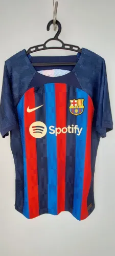 Camisa de futebol Nike Barcelona 2022/23 Torcedor 