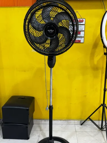 Ventilador Britânia com pedestal