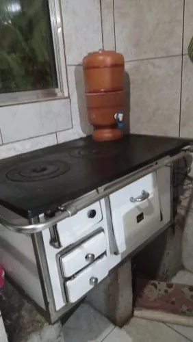 Fogão a lenha com chaminé de brinde