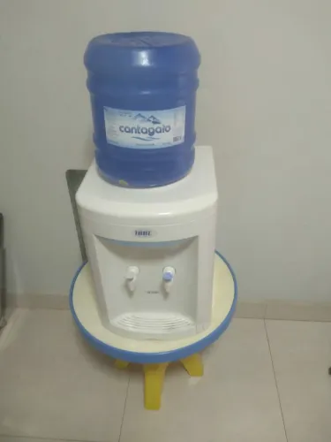 Bebedouro semi novo marca IBBL FN 2000 e acompanha 2 galões