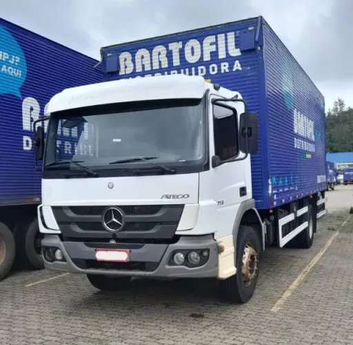 Caminhão Mercedes-Benz Atego 1719 com baú de 7 metros branco 2019