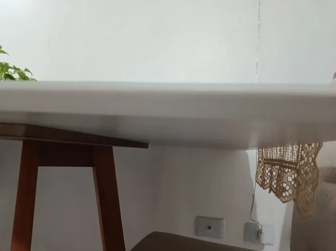 Mesa de jantar pés em madeira e tampo de vidro
