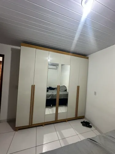 Guarda roupa gigante semi novo
