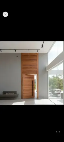 Porta pivotante com painel no m²
