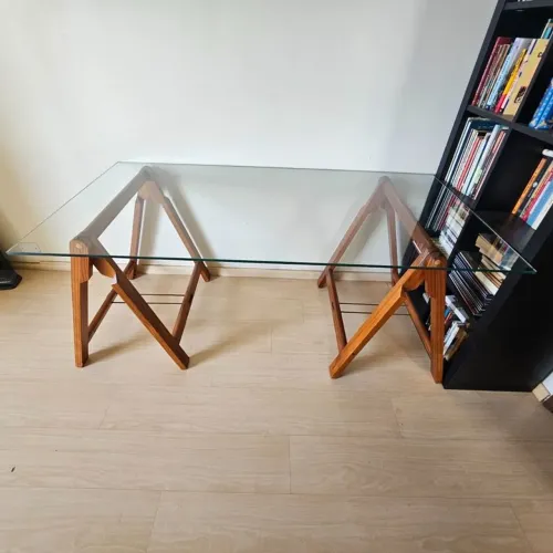 Mesa escritório de vidro com cavalete de madeira