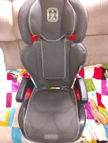 Vendo cadeirinha da marcar peg perego valor 100 reais 