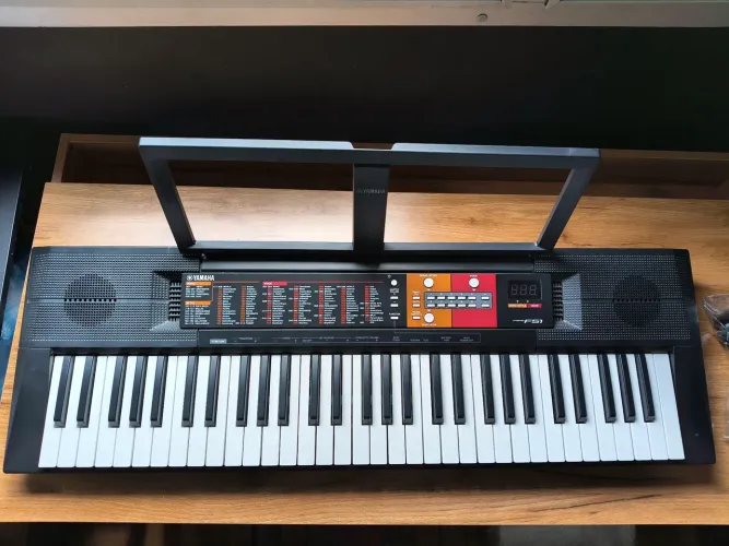 Teclado Yamaha PSR F51