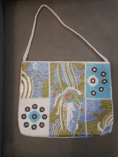 Bolsa toda bordada de miçangas