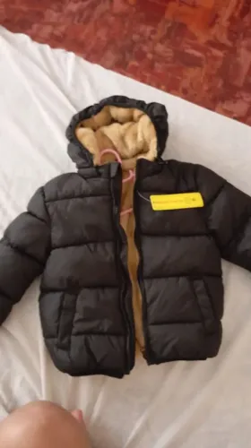 Vendo esse casaco infantil que veste dos 6 meses até um aninho