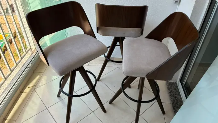 Banquetas e Mesa Redonda.