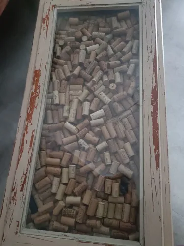 Mesa de centro em madeira maciça com suporte para rolhas