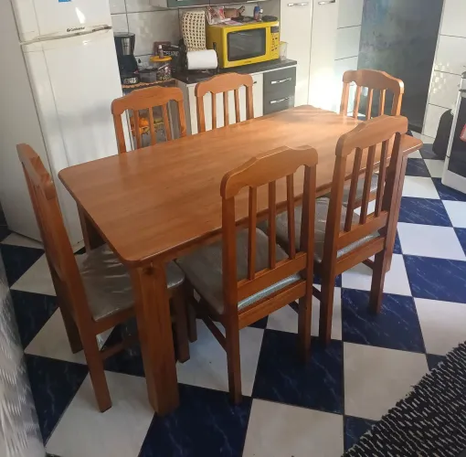 Mesa de madeira com 6 cadeiras
