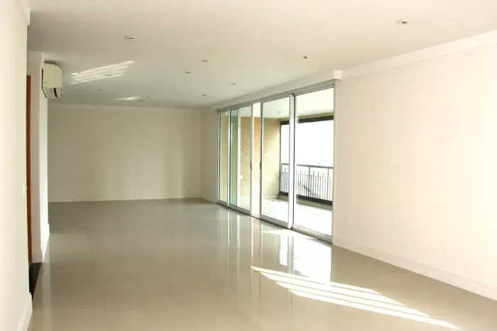 Apartamento para venda tem 218 metros quadrados com 4 quartos