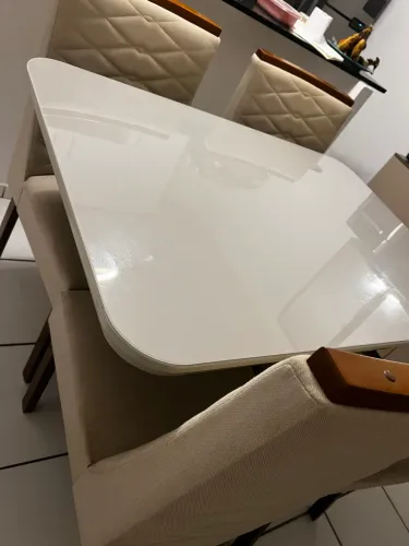 Mesa 4 cadeiras com tampo de vidro.