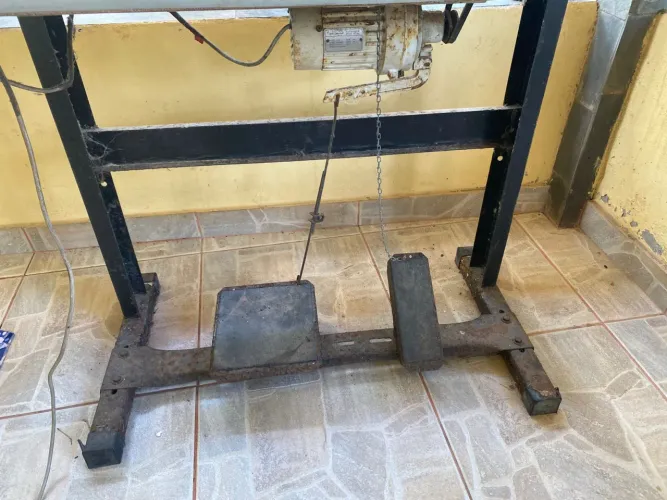 Máquina overlock semi-industrial com mesa USADA 