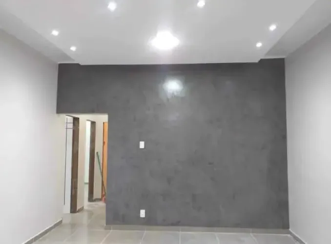 Pintor com equipe. Pinturas reformas