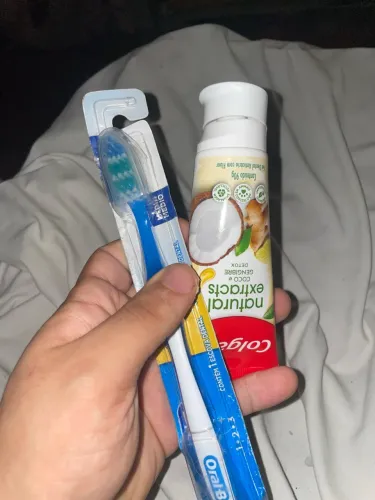 Kit Higiene Bucal Colgate Natural Extracts 90g + Escova Oral-B