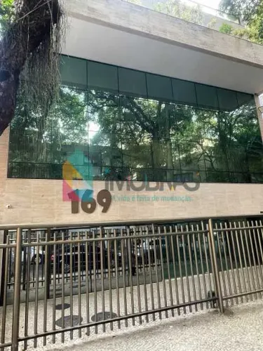 Prédio comercial com 3 andares e terraço em Botafogo