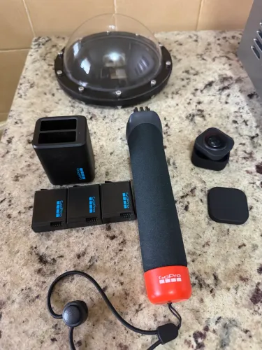 Ass. GoPro hero 13: Carregador duplo+3 baterias/bastão/lente ultra angular/dome 