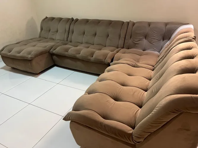 Sofá 4 lugares, novinho ! Ótima qualidade e conforto.