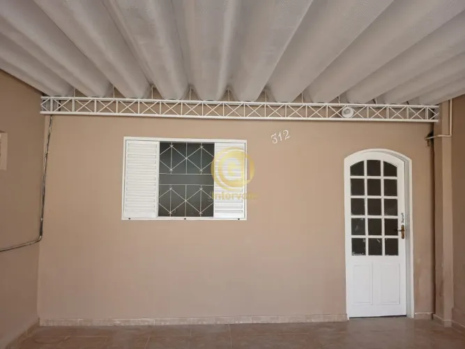 Casa 2 quartos, sala, cozinha ampla, banheiro, quintal e garagem 2 carros. Bairro tranquil