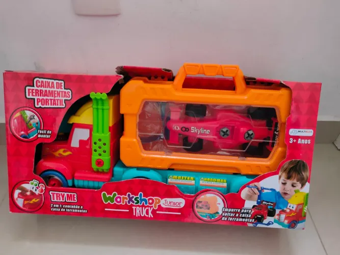 Caminhão de brinquedo com efeitos sonoros