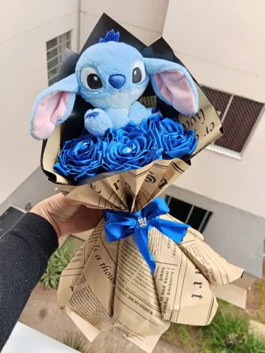 "Apaixonada por cada detalhe desse buquê azul com o Stitch! ? Alguém aí também ama?"