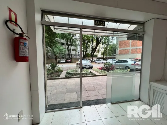 Loja térrea em condomínio de 45 m2 com vaga para alugar no bairro Floresta.