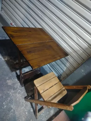 Mesa de madeira dobrável com 4 cadeiras