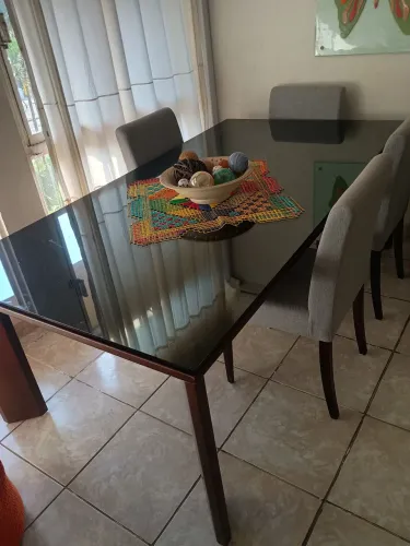 Mesa madeira e vidro e 8 cadeiras