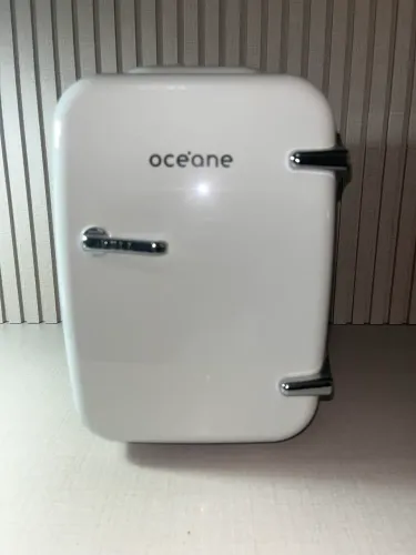 Mini geladeira de Skincare branca da Oceane