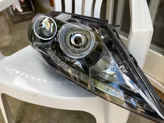 Vendo farol Kia Sportage lado direito  
