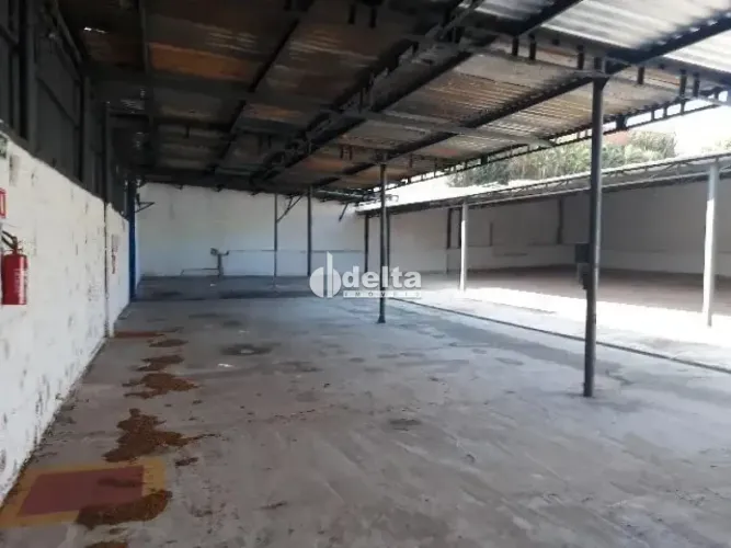 Galpão disponível para locação e venda no bairro Brasil em Uberlândia-MG.