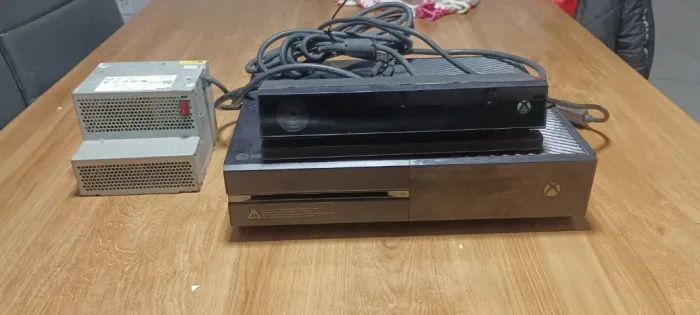 xbox one usado + fonte(substituída) + kinect - sem controle. tudo em perfeitas condições.