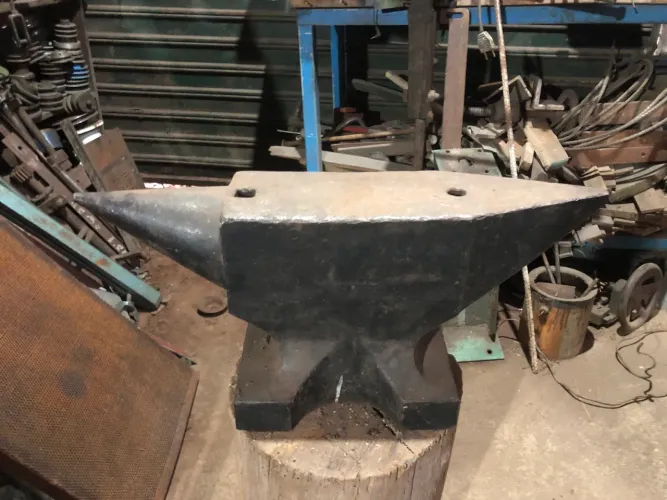 Bigorna de forja profissional em aço / ferro nodular 50 x 13 x 26 cm.