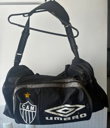 bolsa de viagem umbro atlético mineiro preta