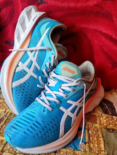 Tênis Asics Novablast, tamanho 35,para corredores e atletas.