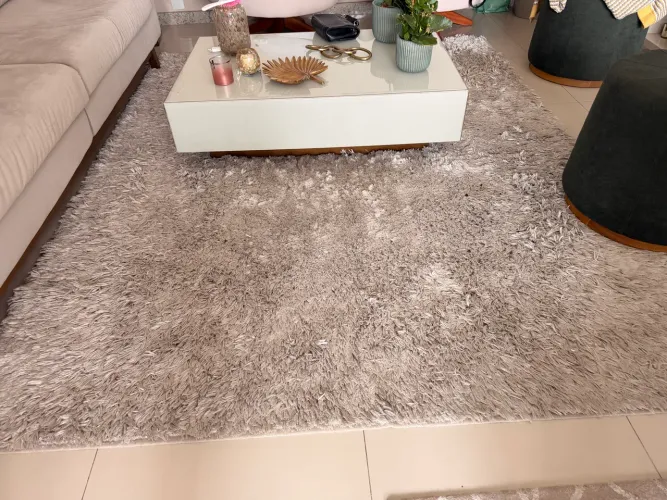 Vendo tapete em bom estado na cor cinza claro, 2,5x 3,0, pra ficar linda na sua sala 