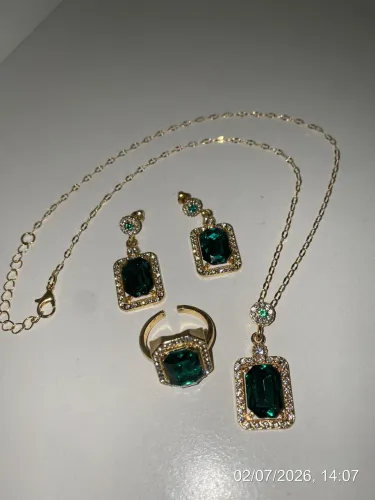 Esmeralda Retrô Com Temperamento Luxuoso e moderno , Anel, Brinco, colar com Pingente.