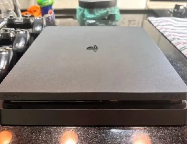 Playstation 4 Slim | 2 controles e jogos inclusos