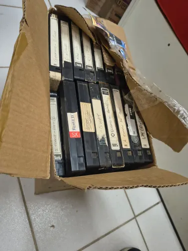 Caixa com vários vhs