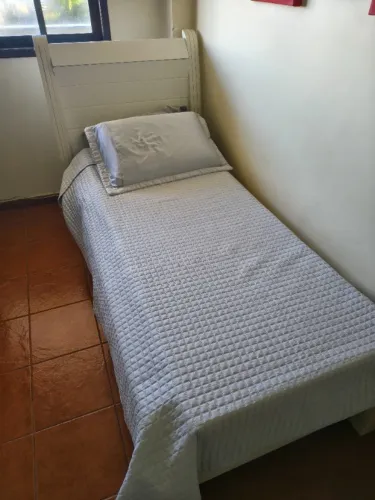 Cama de madeira com cabeceira alta