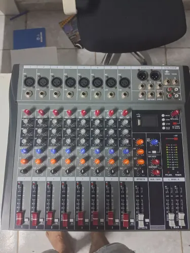 Vendo uma mesa de som marca tecnvox valor 500