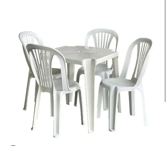 Mesa e cadeiras