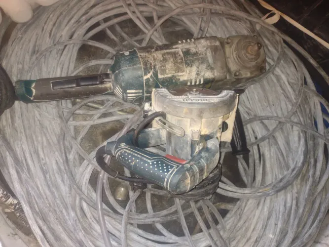 Vendo uma lixadeira 7 polegada da marca Makita voltagem 127 rotação 7500