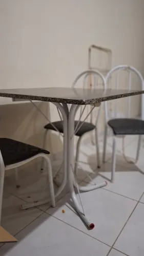 Mesa de mármore + cadeiras