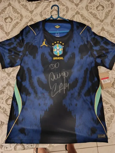 Camisa Brasil Jordan II 2026/27 autografada pelo Cafu